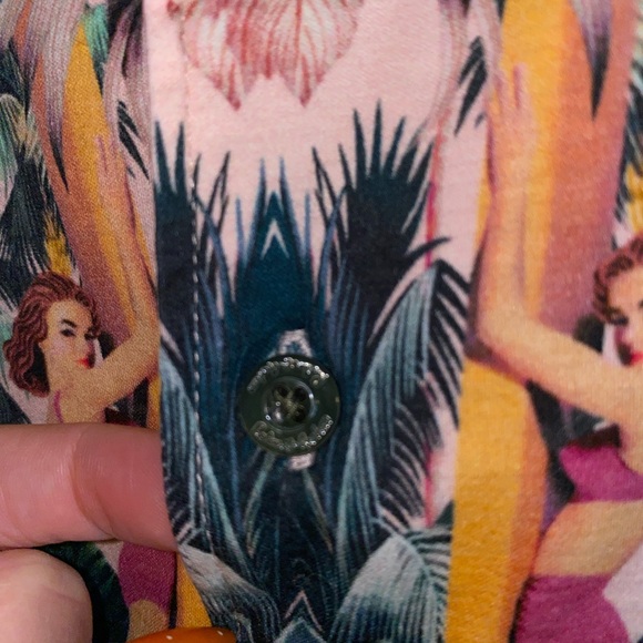 Tropical Robert Graham button-up size small - Picture 6 of 6